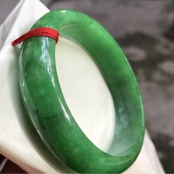 VINTAGE Medium Jadeite Green Jade Bangle Size 59mm Emerald Green Jade D641 - Picture 12 of 14